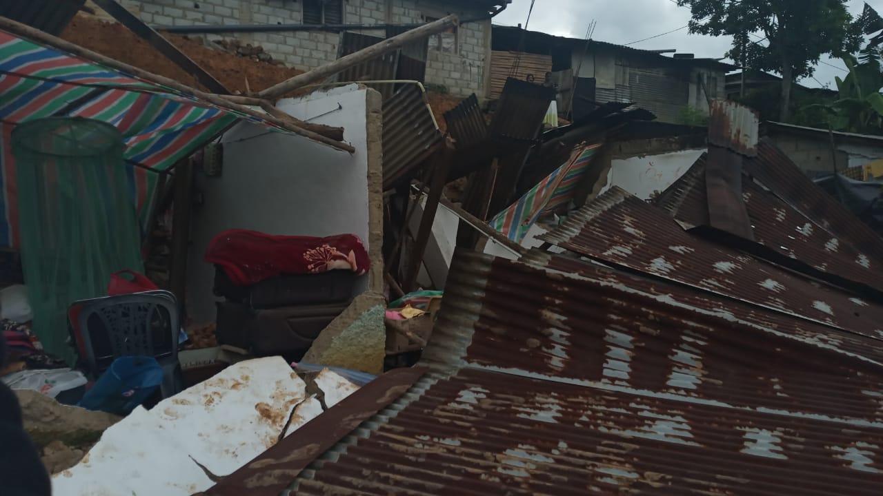 பாரிய மண்திட்டு சரிந்து வீழ்ந்து வீடு முற்றாக சேதம்!