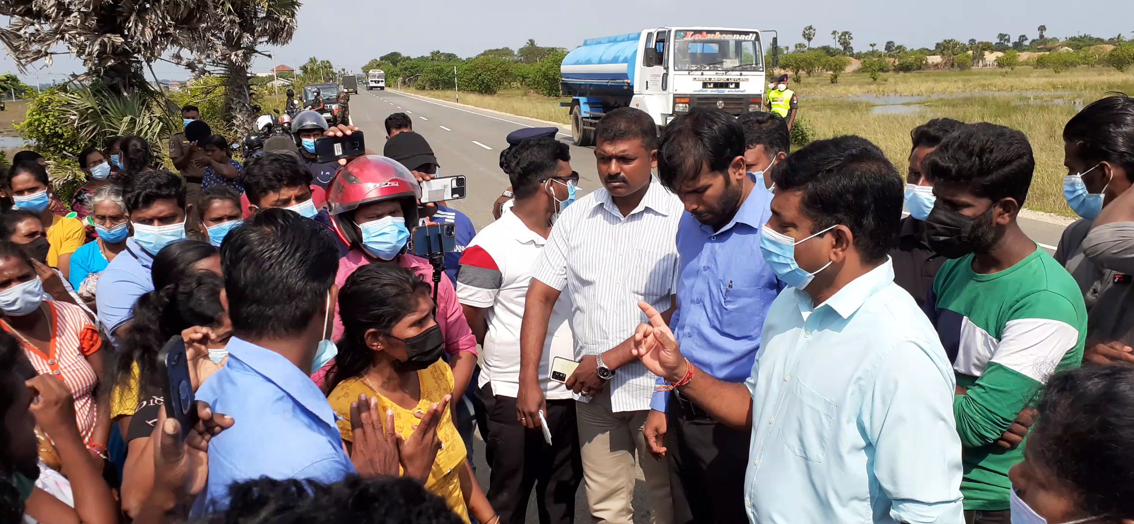 குடிநீர் பிரச்சினைக்கு தீர்வு கோரி கல்லூண்டாய் வெளி குடியிருப்பு மக்கள் வீதிமறியல் போராட்டம்!