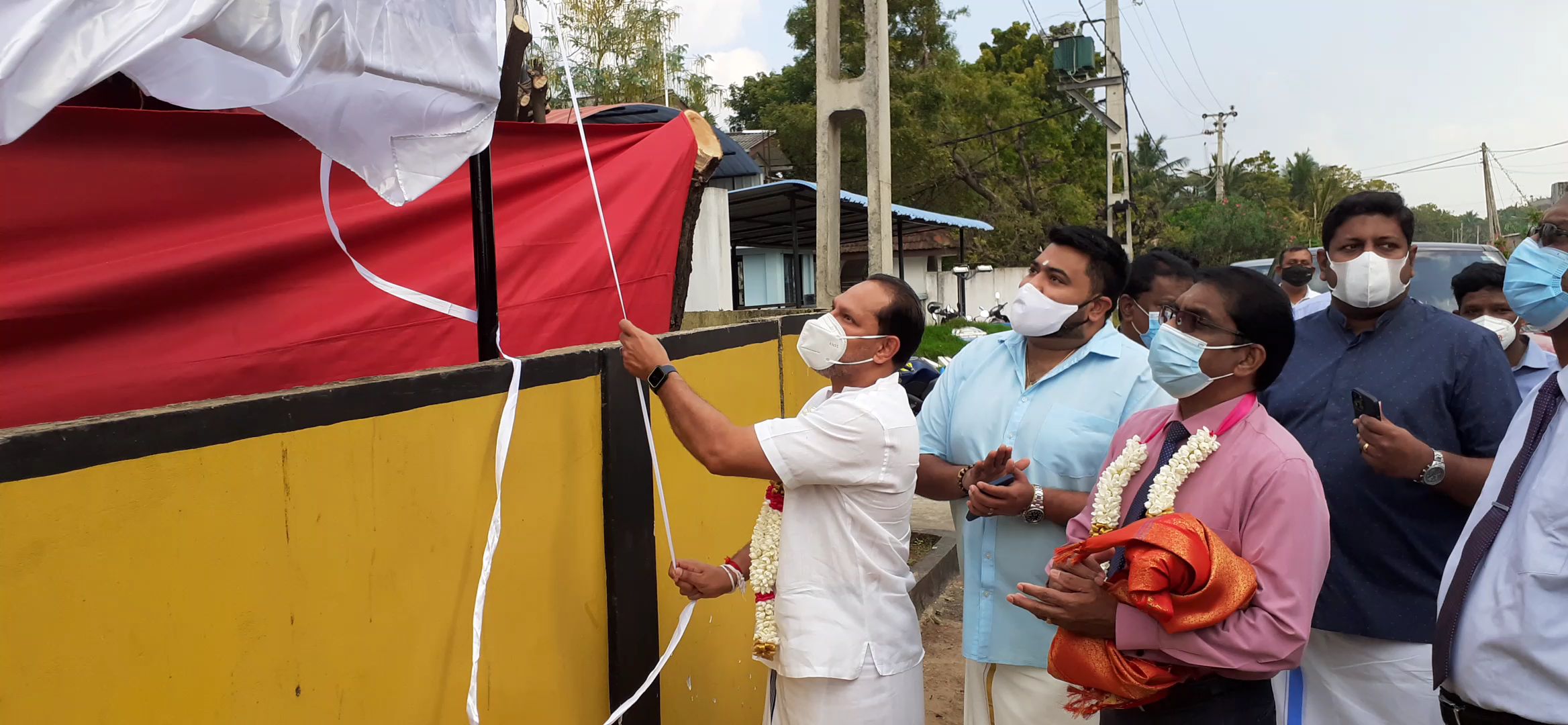 யாழில் உள்ளூர் உற்பத்தி விற்பனை நிலையம்  தயாசிறி ஜயசேகரவினால்திறந்து வைக்கப்பட்டது!