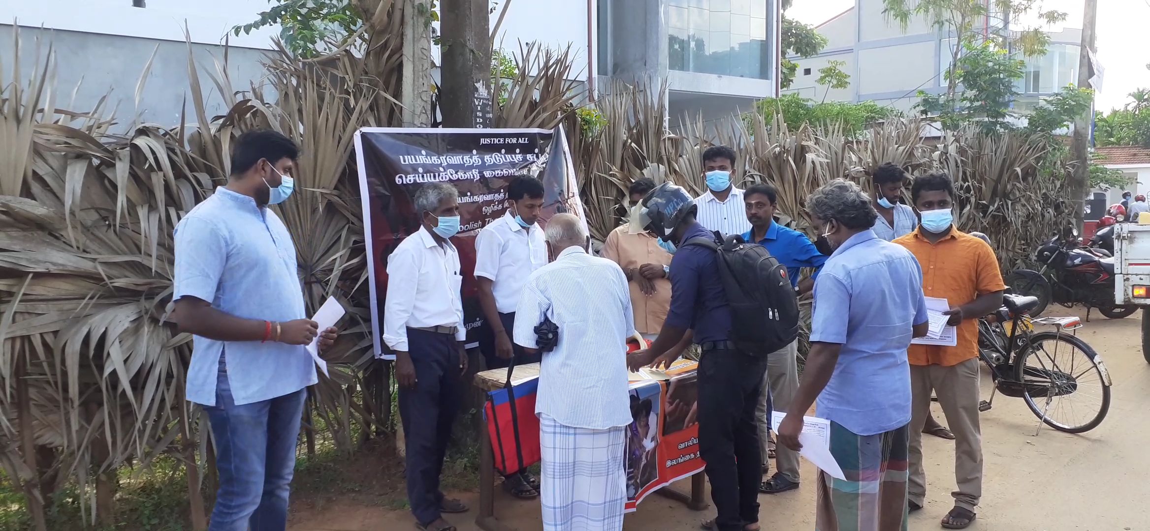 பயங்கரவாத தடைச்சட்டத்தை நீக்குமாறு கோரி யாழில் இன்றும் கையெழுத்து போராட்டம்!