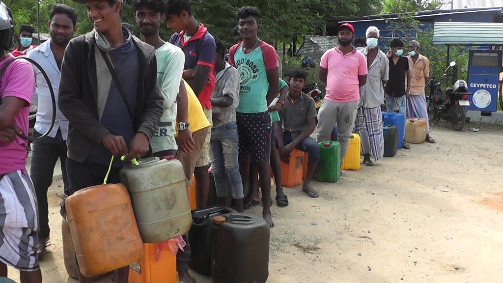 வவுனியாவில் விவசாயிகள் எரிபொருள் இன்மையினால் பாதிப்பு!