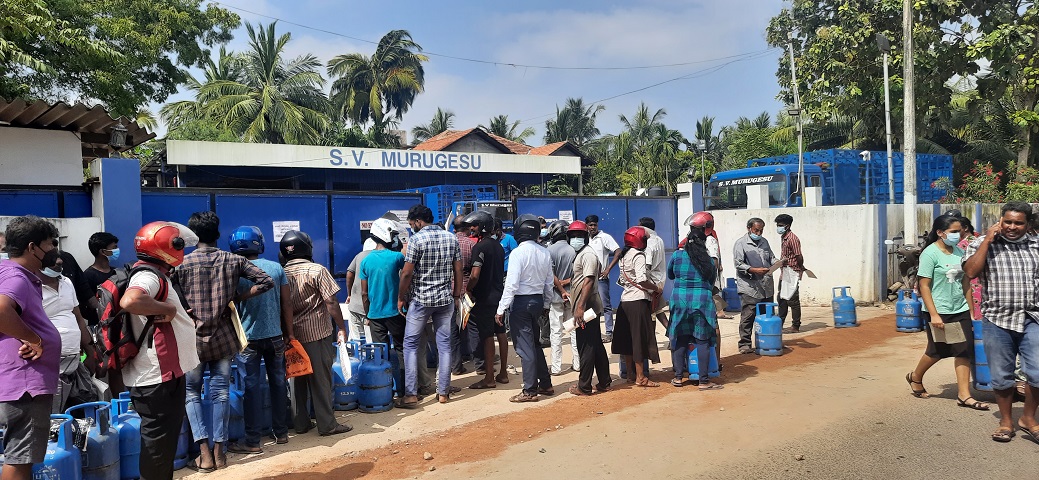 யாழில்  நகரில் எரிவாயு சிலிண்டர்களை கொள்வனவு செய்வதற்காக நீண்ட வரிசை!