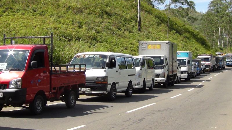 நீண்ட வரிசையில் காத்திருக்கும் மக்கள் – கட்டுப்பாடுகளுடன் வழங்கப்படும் எரிபொருள்!