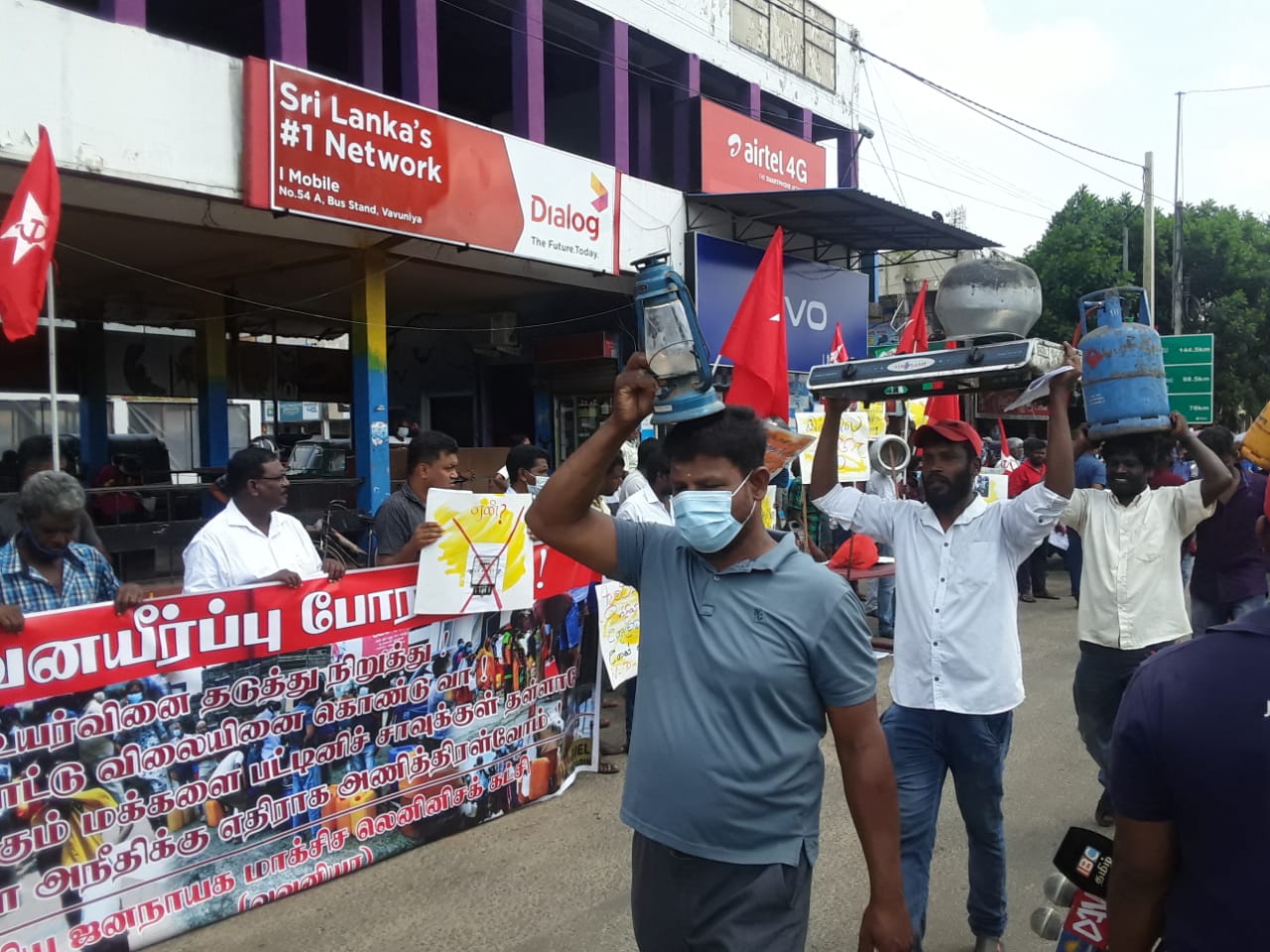 வவுனியாவில் விலைவாசிக்கு எதிராக பொருட்களை சுமந்தபடி கவனயீர்ப்புப் போராட்டம்!