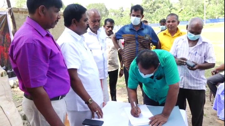 பயங்கரவாதத் தடைச் சட்டத்தினை நீக்க கோரி கிளிநொச்சியில் கையெழுத்து போராட்டம்!