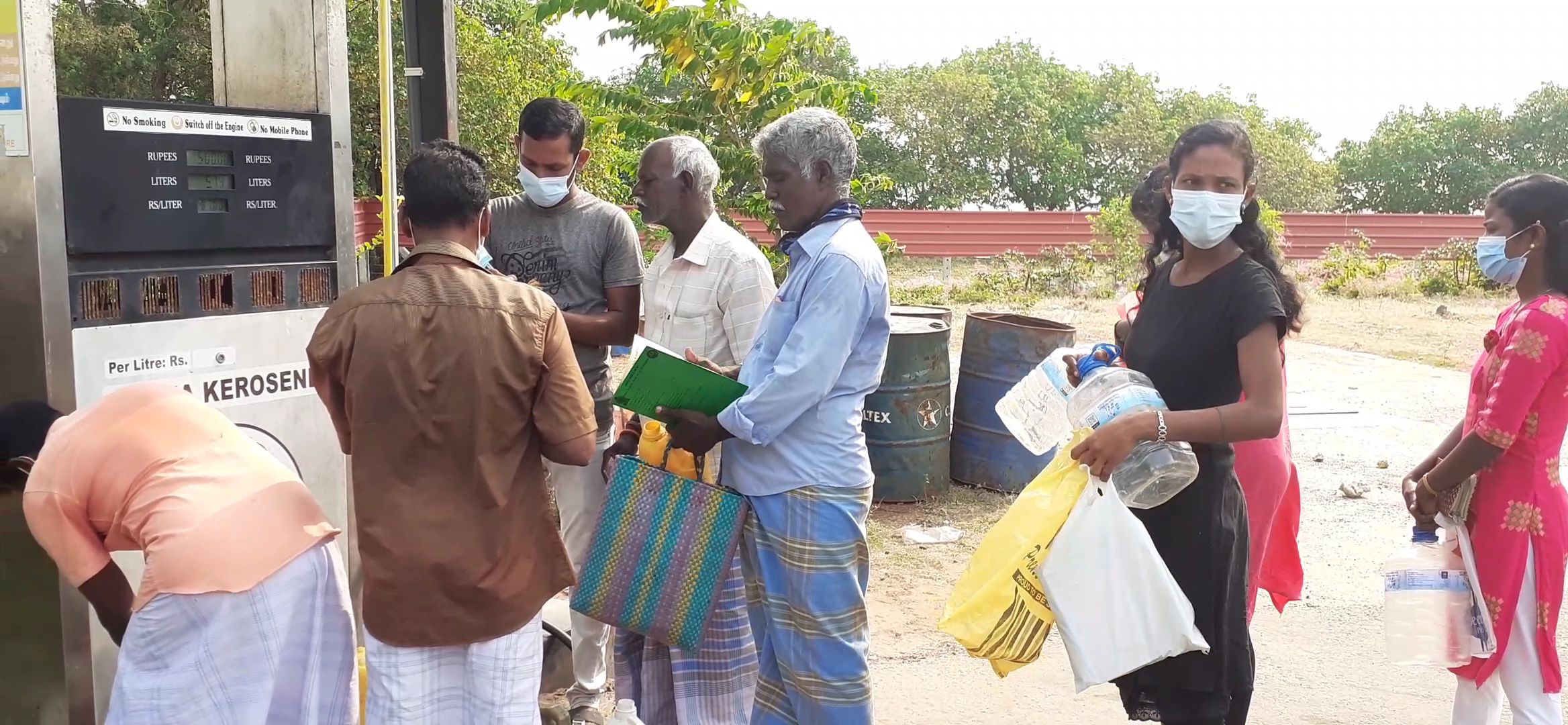 யாழில் ஒரு குடும்ப பங்கீட்டு அட்டைக்கு 500 ரூபாய்க்கு மாத்திரம் மண்ணெண்ணை!