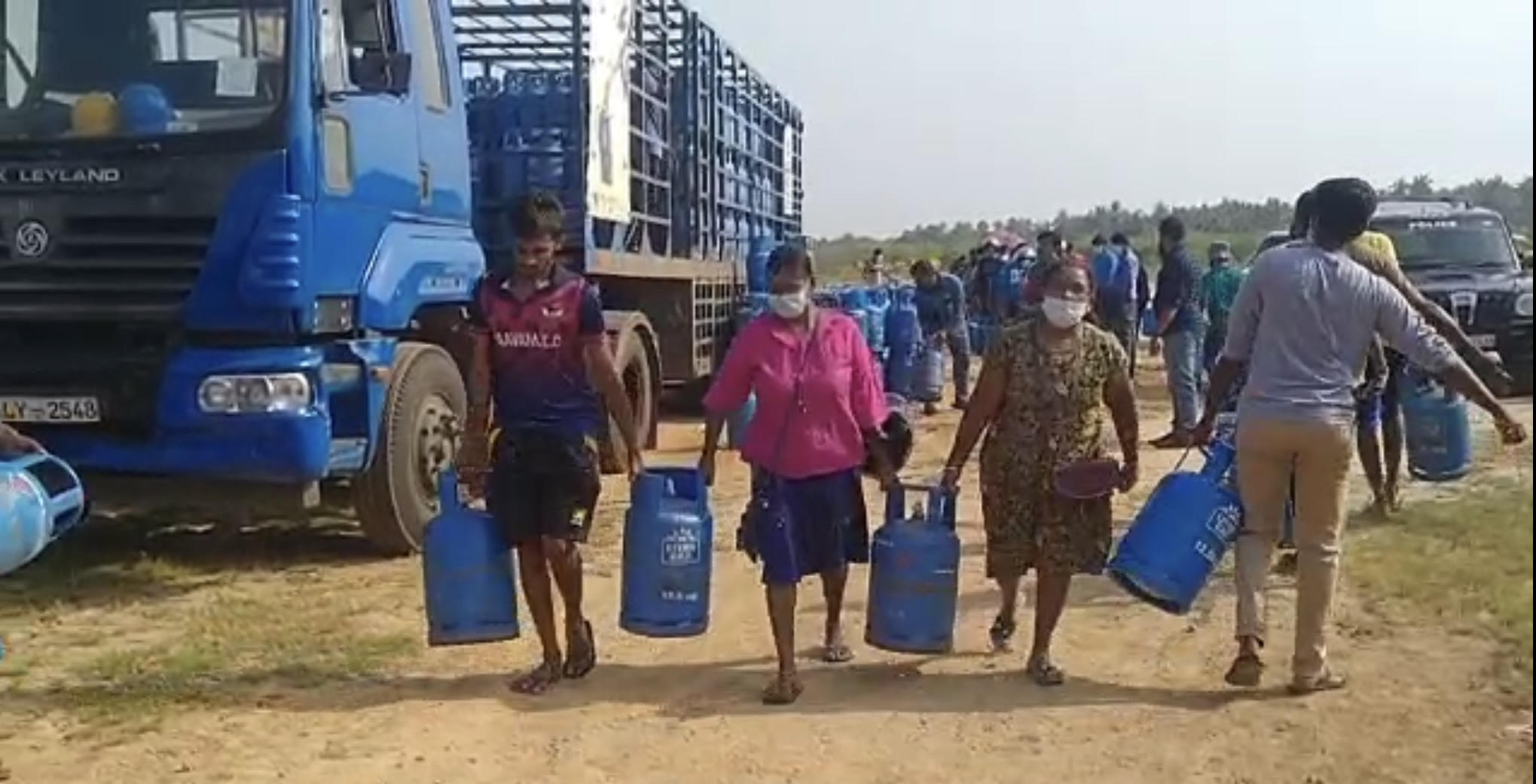 திருகோணமலை மாவட்டத்தில் பெரும்பாலான பிரதேசங்களில் சமையல் எரிவாயுக்கு தட்டுப்பாடு!