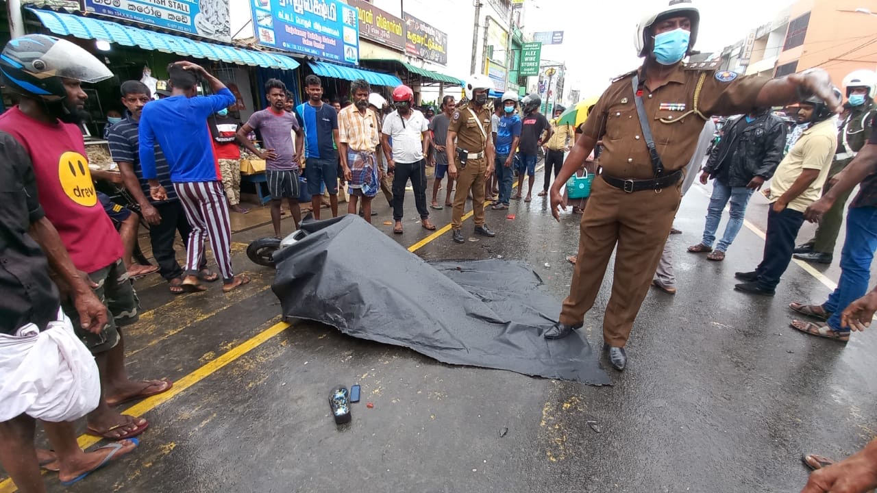 யாழில் இடம்பெற்ற விபத்தில் 10 வயது சிறுவன் உயிரிழப்பு – தாயின் கண்முன்னே நடந்த சோகம்!