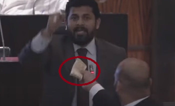 சுயாதீனமாக செயற்பட போவதாக முஸ்ஸாரப் அறிவிப்பு : 5000 ரூபாய் தாளை காண்பித்தார் சாணக்கியன் !