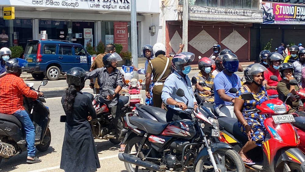 பெற்றோலியக் கூட்டுத்தாபன கிளையினை முற்றுகையிட பொதுமக்கள் முயற்சித்தமையால் மட்டக்களப்பில் பதற்றம்