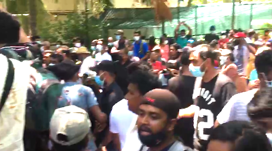 காவல்துறையினருக்கும் பொது மக்களுக்குமிடையில் முரண்பாடு !