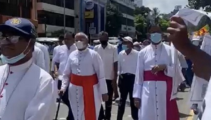 மக்களுடன் மக்களாக வீதிக்கு இறங்கினார் கொழும்பு பேராயர்!