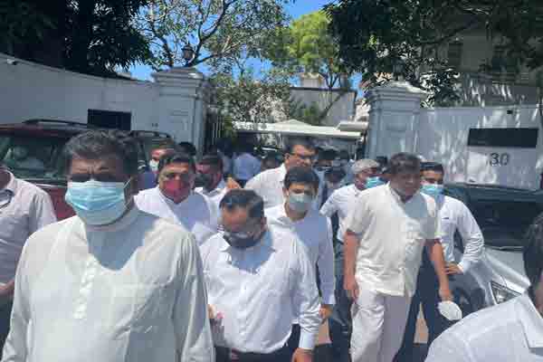 ஊரடங்கு மத்தியில்  எதிர்க்கட்சி உறுப்பினர்கள் ஆர்ப்பாட்டம் !