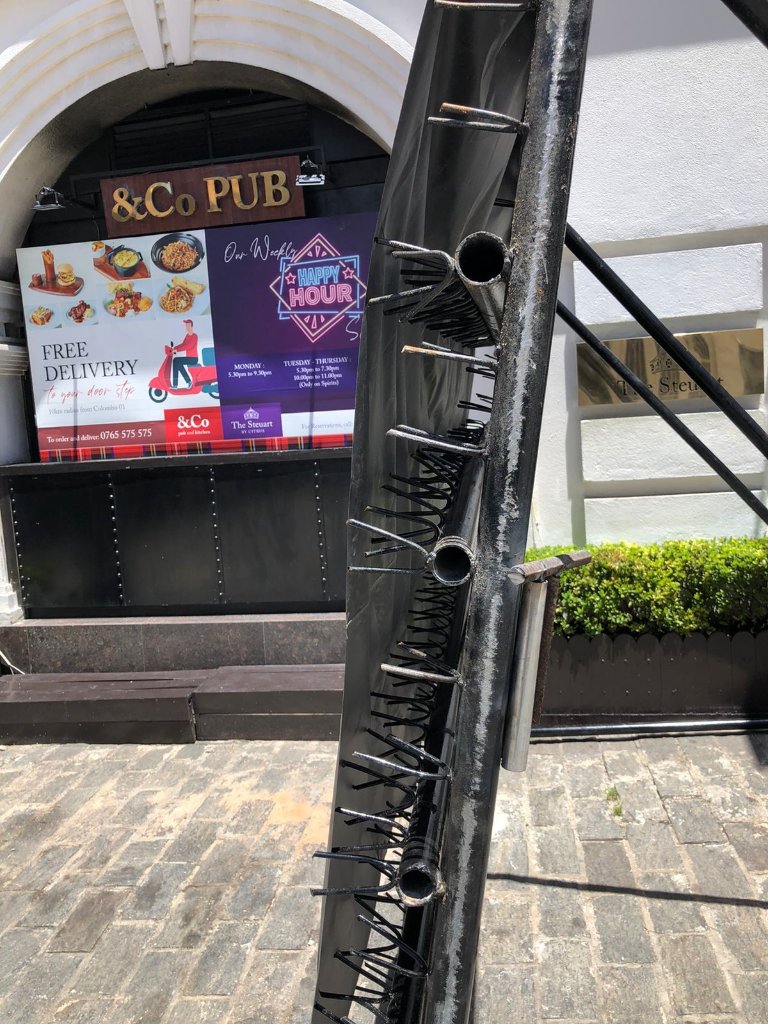 காலிமுகத்திடலை  சுற்றியுள்ள பகுதியில்  ஆணிகளுடனான வீதித்தடை