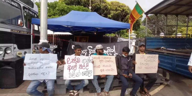 அலரி மாளிகைக்கு முன்பாக மைனா கோ கமவிலும் தொடரும் போராட்டம் – மூவர் உண்ணாவிரதம்!