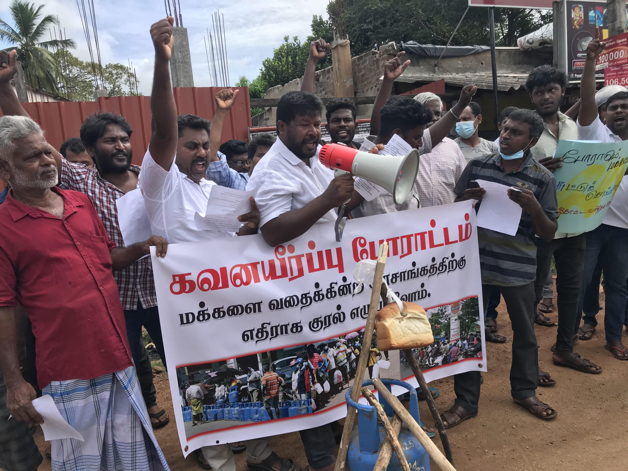 பொருட்களின் விலை ஏற்றத்தினை கண்டித்து வவுனியாவில் ஆர்பாட்டம்