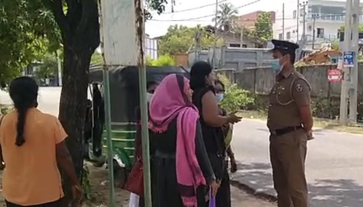 திருகோணமலை மாவாட்டத்தில் முன்னெடுக்கப்பட்ட ஆர்ப்பாட்டம்  காவல்துறையால் தடுத்து நிறுத்தம் !