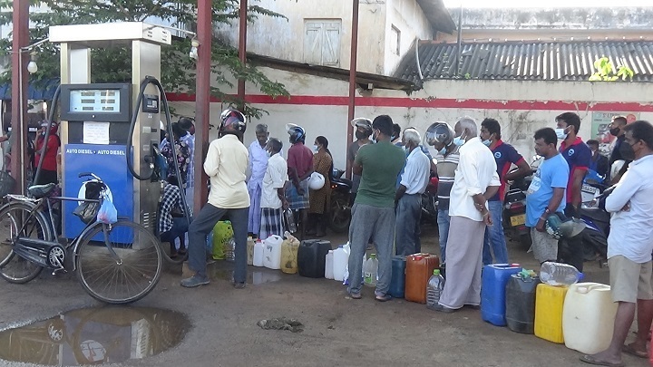 வவுனியாவில் மண்ணெண்ணையினை பெற்றுக்கொள்ள நீண்ட வரிசையில் காத்திருக்கும் மக்கள்!