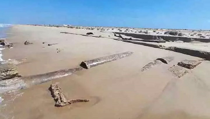 தனுஷ்கோடியில் 58 ஆண்டுகளுக்கு முன்னர் கடலில் மூழ்கிய தரைப்பாலம் வெளியே தெரிந்தது!