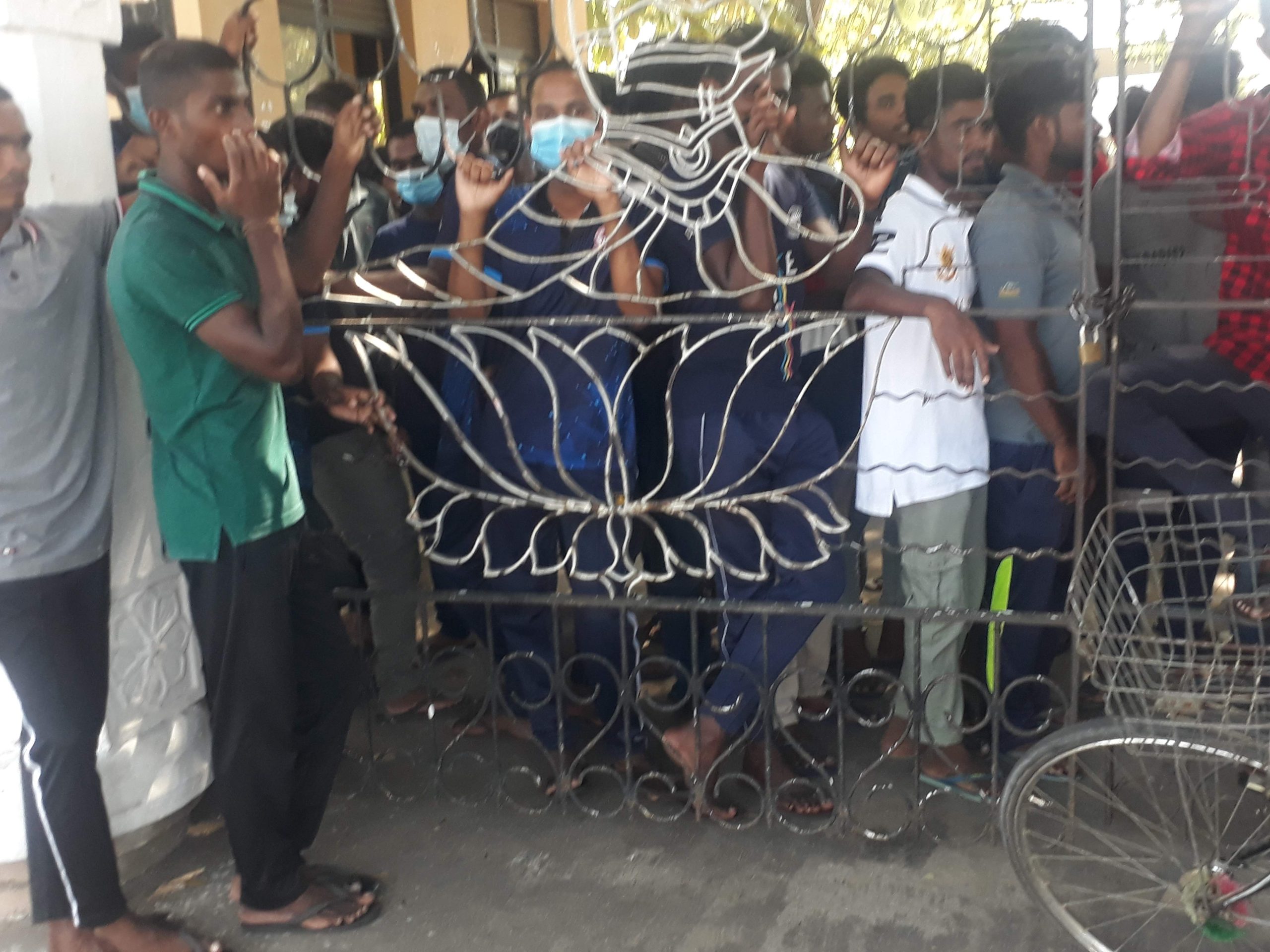 வெளியில் செல்லவிடாது மாணவர்கள் தடுத்து நிறுத்தம் – மட்டு. கிழக்கு பல்கலையில் பதற்றம்!