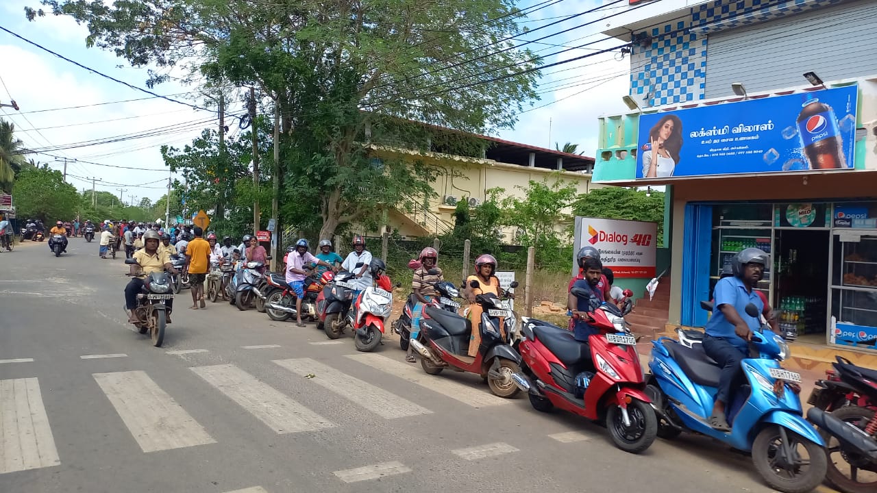 எரிபொருள் நிரப்பு நிலையங்களில் நீண்ட வரிசையில் யாழ் மக்கள் !