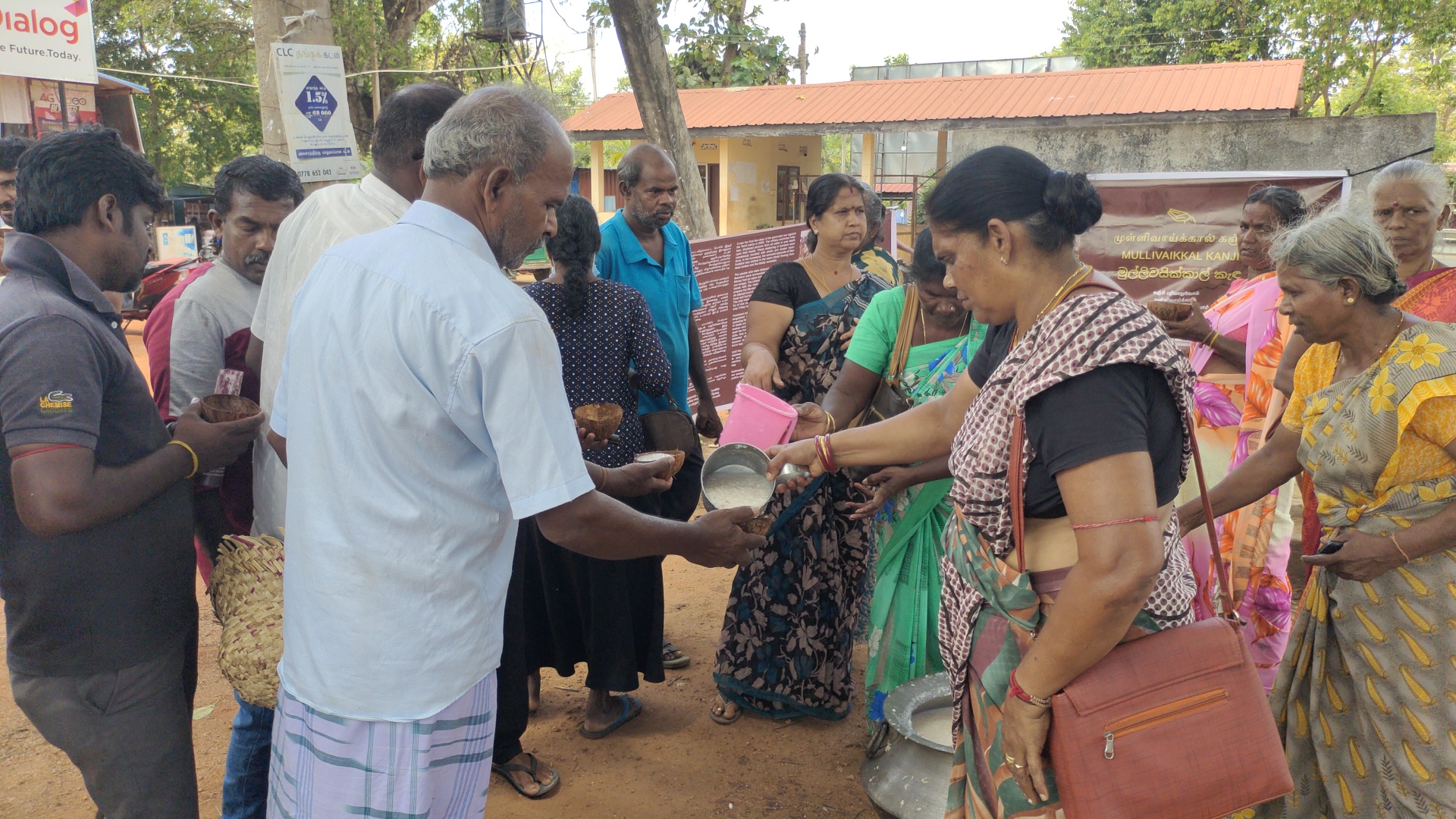 முள்ளிவாய்க்கால் நினைவாக வலிந்து காணாமல் ஆக்கப்பட்டவர்களின் உறவுகளால் கஞ்சி வழங்கப்பட்டது!