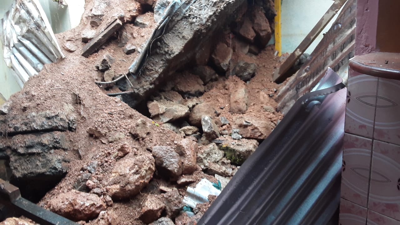 தலவாக்கலை ஹேமச்சந்திரா மாவத்தை பகுதியில் மண்சரிவு – 25 பேர் பாதிப்பு