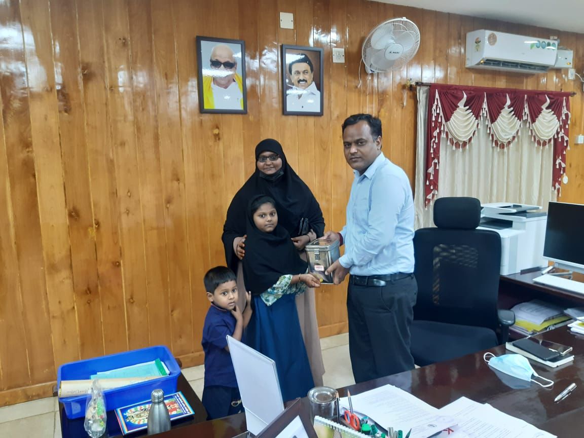 தனது சேமிப்பு பணத்தை இலங்கை மக்களுக்கு வழங்கிய  சிறுமி