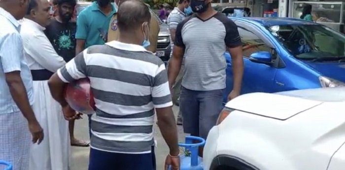 சமையல் எரிவாயு தட்டுப்பாடு: வெள்ளவத்தையில் பதற்றம்