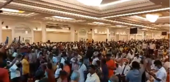 பிரதமர் பதவியில் இருந்து இராஜினாமா செய்ய வேண்டாம் – அலரி மாளிகைக்கு முன்பாக மஹிந்த ஆதரவாளர்கள்!