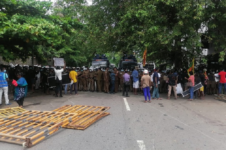 பிரதமர் அலுவலகத்திற்கு அருகில் பதற்றமான சூழல்!