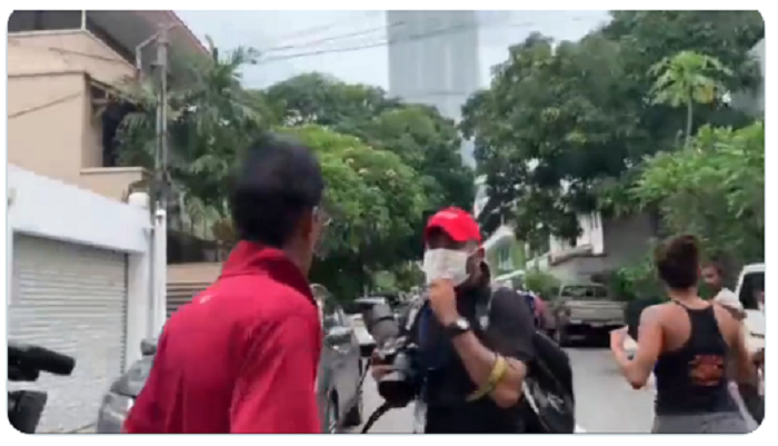 பிரதமர் மஹிந்த ஆதரவாளர்களினால் ஊடகவியலாளர் மீது தாக்குதல்: அலரிமாளிகையில் சம்பவம் !