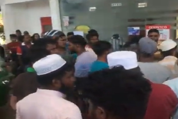 தலைமன்னாரில் மண்ணெண்ணையினை பெற்றுக்கொள்ள நீண்ட வரிசையில் காத்திருக்கும் மீனவர்கள் – சட்டவிரோத செயற்பாடுகளுக்கு துணை போகும் ஊழியர்கள்?