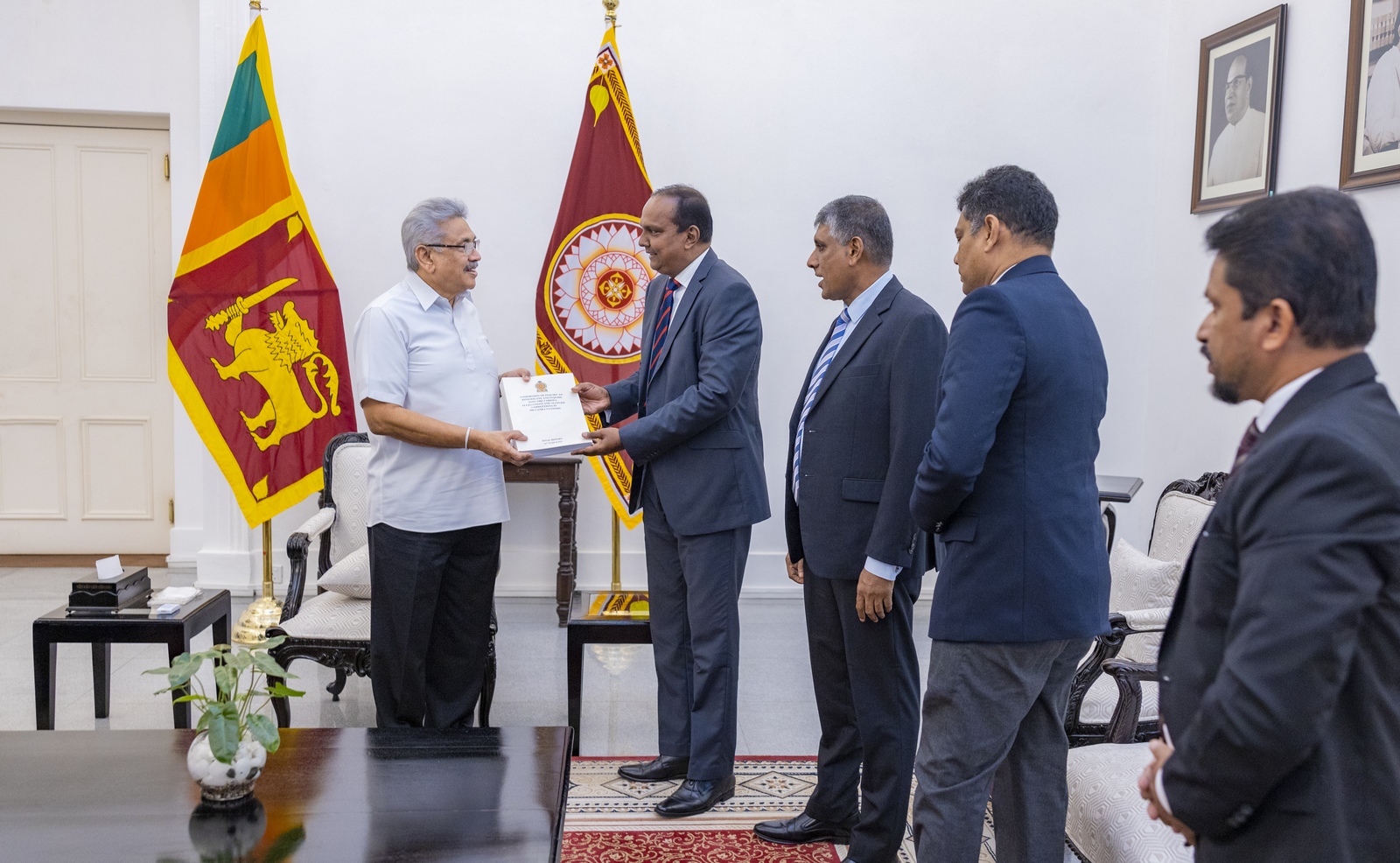 இலங்கை சுங்கம் தொடர்பான விசாரணை ஆணைக்குழுவின் இறுதி அறிக்கை ஜனாதிபதியிடம் கையளிப்பு!