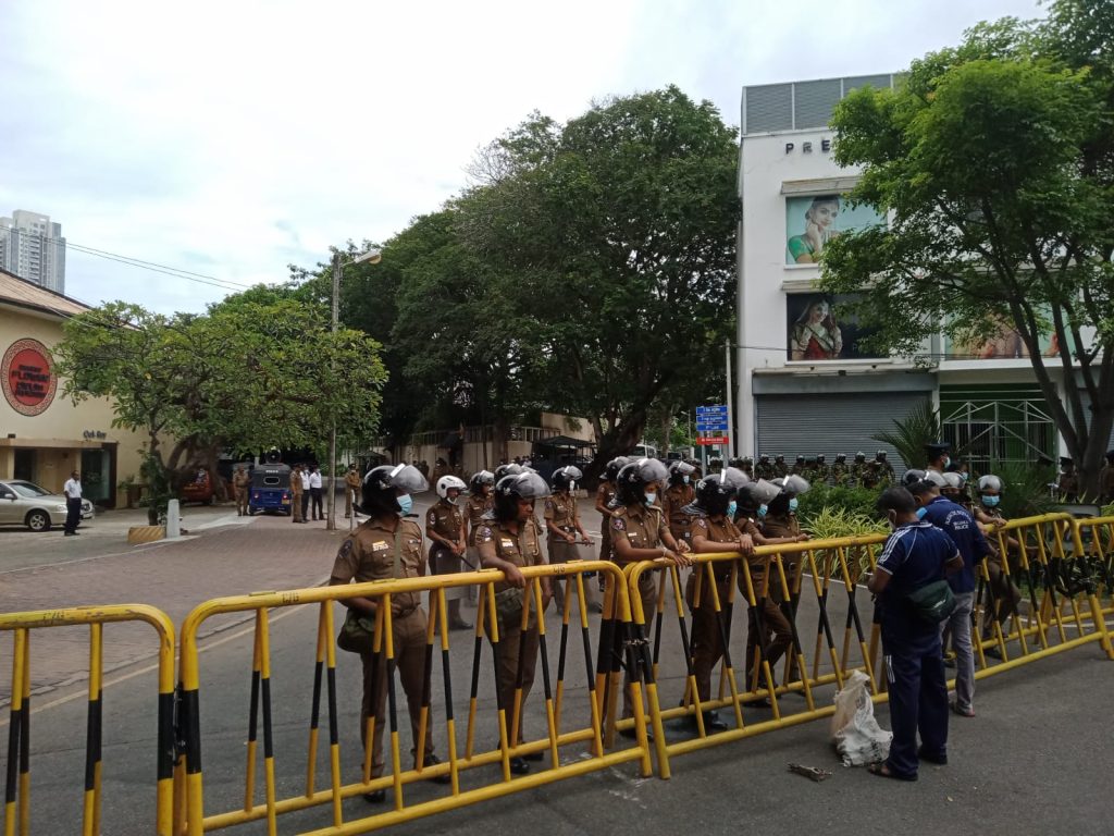 போராட்டத்தின் எதிரொலி – பிரதமரின் இல்லத்திற்கு செல்லும் வீதிகளுக்கு தடை