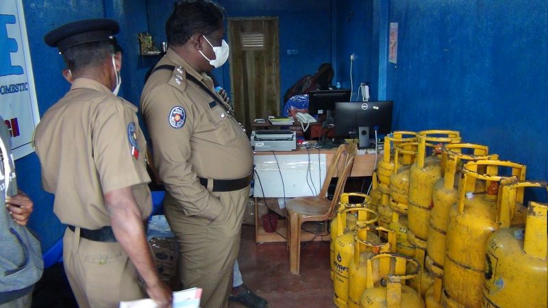 ஹட்டனில் பதுக்கி வைக்கப்பட்டிருந்த ஒரு தொகை சமையல் எரிவாயு மீட்பு!