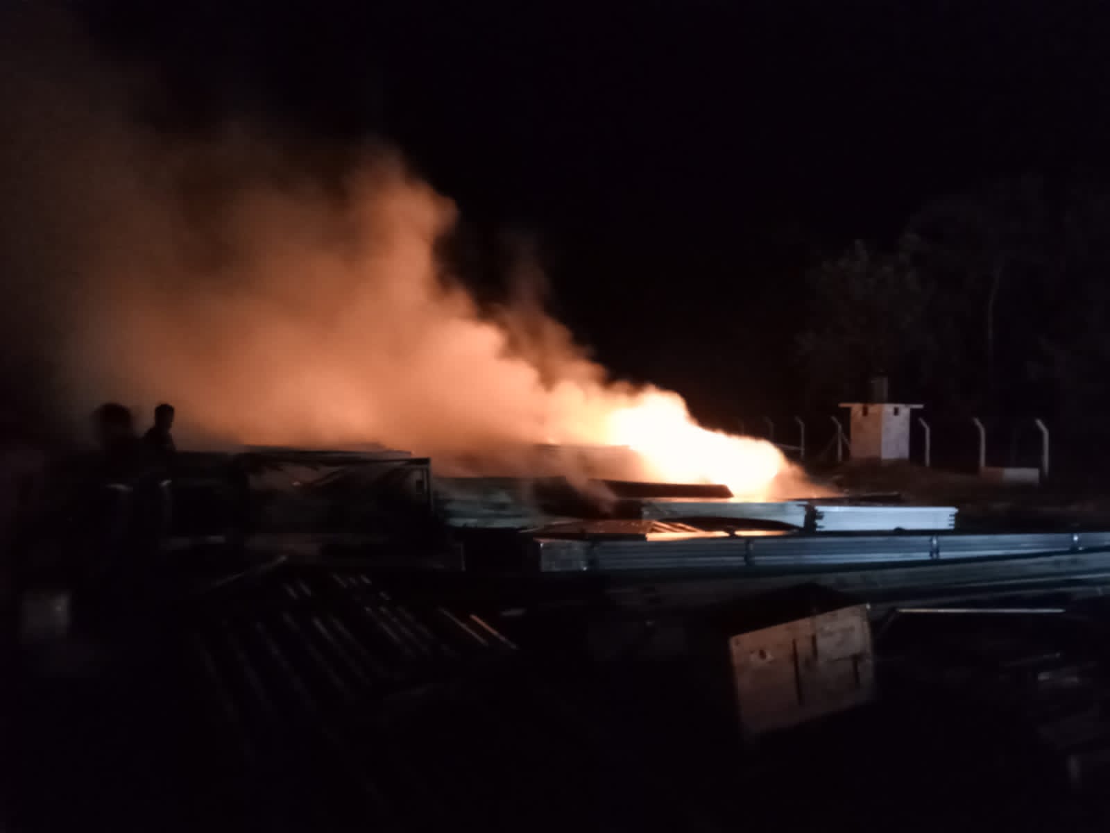 வவுனியாவில் தீப்பற்றி எரிந்த சூரிய மின் உற்பத்தி நிலையம்!