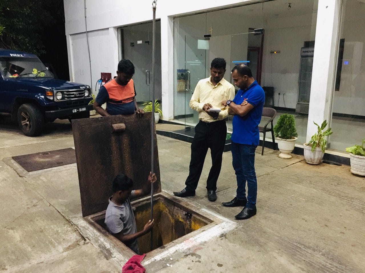 மன்னாரில் பதுக்கி வைக்கப்பட்டிருந்த எரிபொருட்கள் கண்டு பிடிக்கப்பட்டு மக்களுக்கு விநியோகம்!