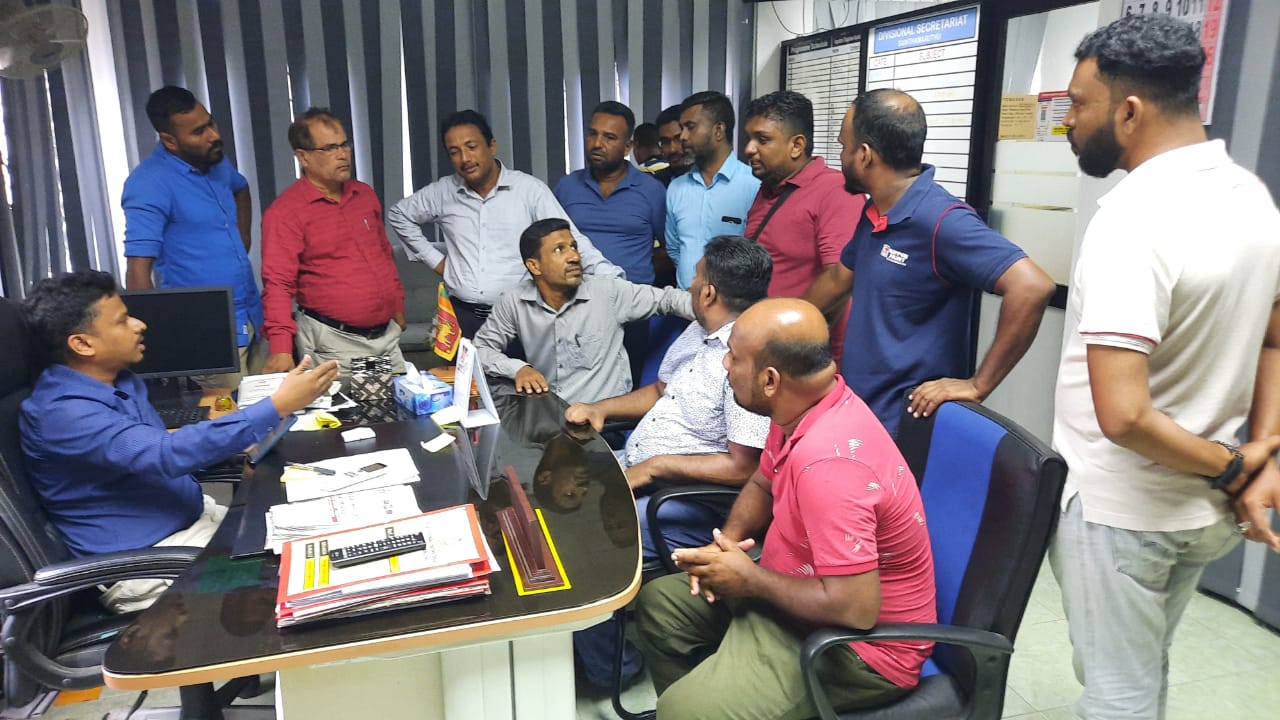 சாய்ந்தமருதில் எரிபொருள் விநியோகத்தில் முறைகேடு- பிரதேச செயலாளரிடம் தீர்வை கோரும் மக்கள்!