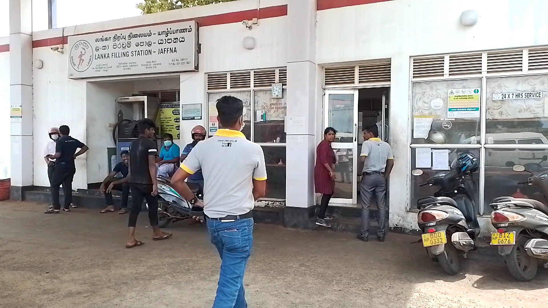 யாழில் எரிபொருள் நிரப்பு நிலையங்கள் சுற்றிவளைப்பு!