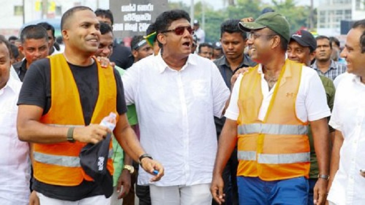 பதவியை துறக்க தயார் – சஜித்திற்கு பகிரங்க சவால் விடுத்தார் ஹரின்!