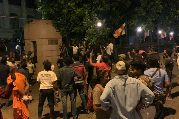 ஜனாதிபதி செயலகத்தின் அனைத்து நுழைவாயில்களையும் மறித்த கோட்டா கோ கம போராட்டக்காரர்கள் – படையினர் குவிப்பு!