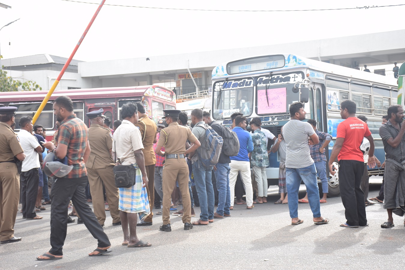 மன்னாரில் தனியார் பேருந்து  உரிமையாளர்கள் எரிபொருள் கோரி போராட்டம்!