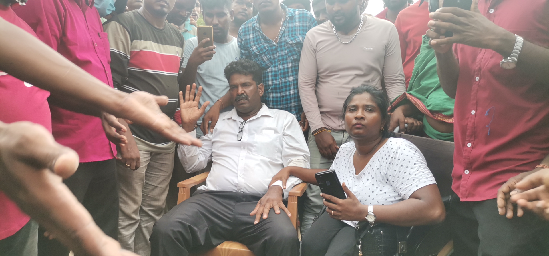 எரிபொருள் நிரப்பு நிலையத்தில் மதகுரு மீது பொலிஸ் தாக்குதல் –  மக்கள் ஆர்ப்பாட்டம்