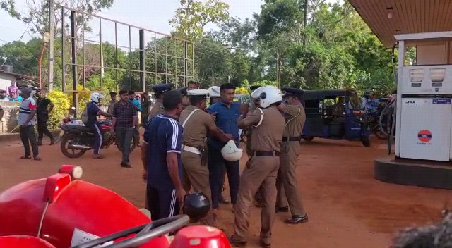 வவுனியாவில் அரச ஊழியர்களிற்கும் பொலிஸாருக்கும் இடையில் முறுகல்!