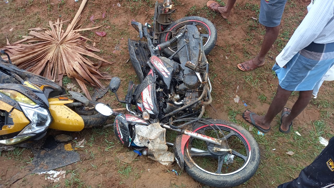 மட்டு.வெல்லாவெளியில் எரிபொருள் வரிசையில் நின்ற வாகனங்களை சேதப்படுத்திய யானை!