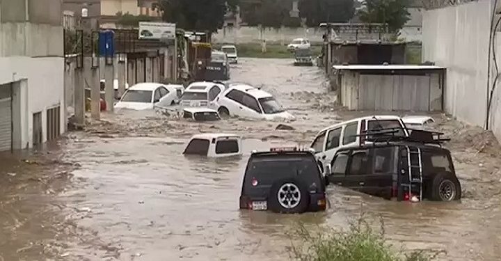 பாகிஸ்தானில் தேசிய அவசரநிலை பிரகடனம்: பேரழிவு தரும் வெள்ளத்தில் ஏறக்குறைய 1,000பேர் உயிரிழப்பு!