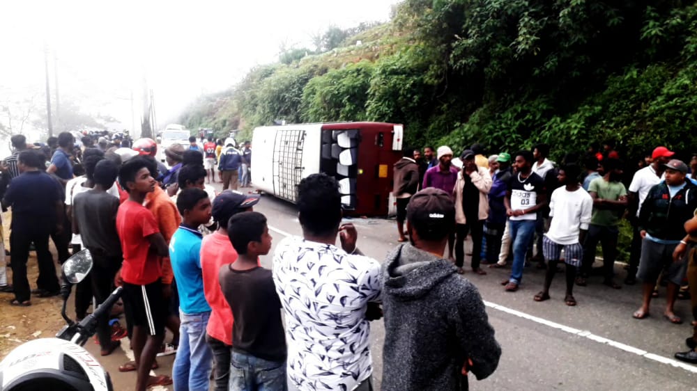 பஸ் விபத்துக்குள்ளானதில் 4 பேர் காயம்!