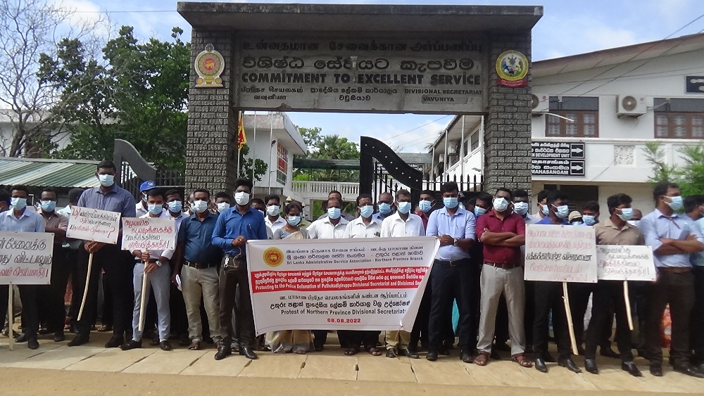 வவுனியா பிரதேச செயலக ஊழியர்கள் போராட்டத்தில்!