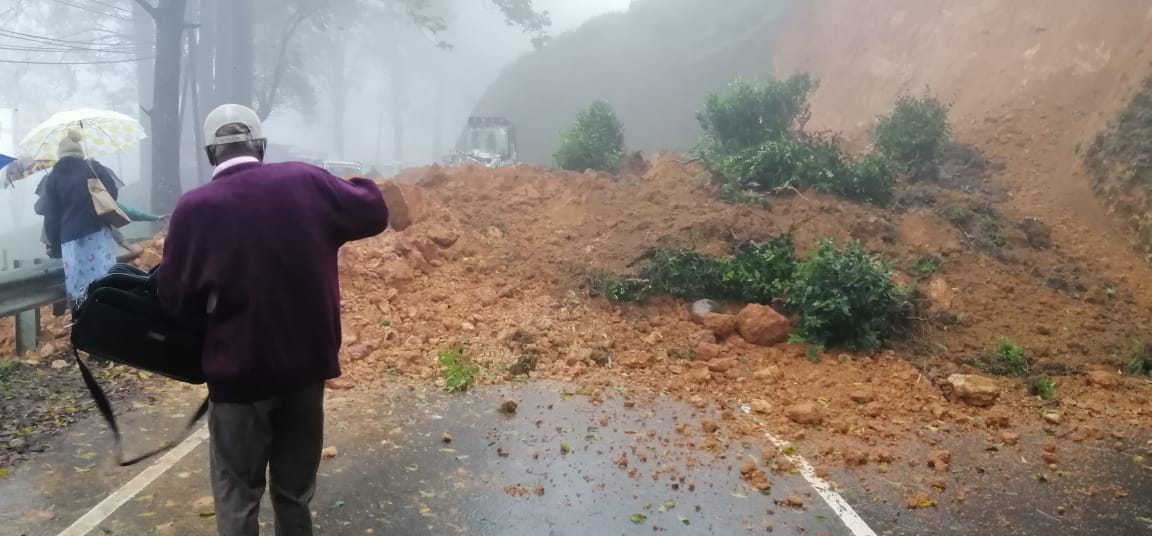 நுவரெலியா A7 பிரதான வீதியில் பாரிய மண்சரிவு!